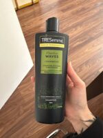 شامپو مخصوص موی فر ترزمه دارای سولفات TRESemmé Flawless Waves Shampoo Professional Quality 400ml