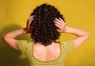 مراقبت موی فر؛ راهنمای کامل روتین موی فر برای داشتن فرهای سالم و بدون وز